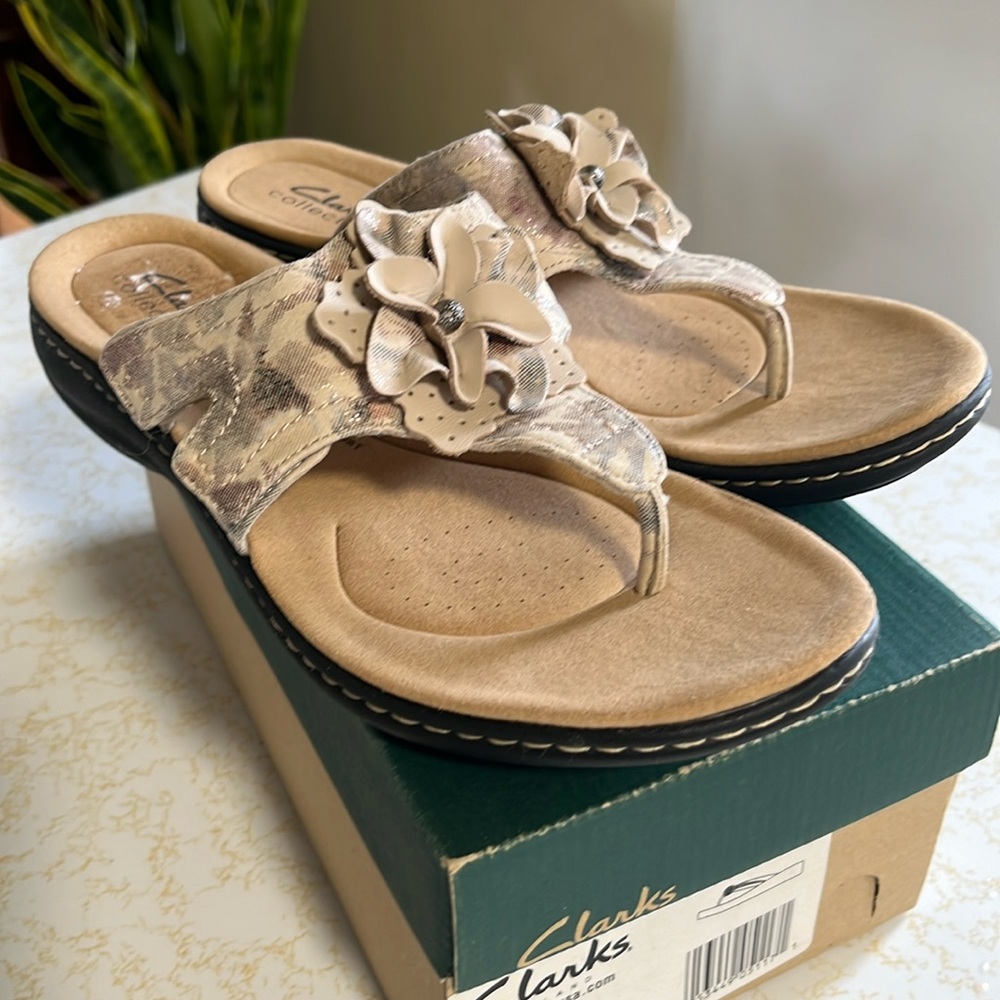Clarks neutral floral print thong sandals